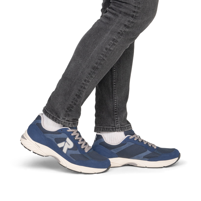 Blaue Rieker Sport Herren Sneaker Low U4201-14. Schuh am Fuß.