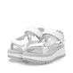 Weiße Rieker Damen Riemchensandalen W3051-80 mit einem Klettverschluss. Schuhpaar seitlich schräg.