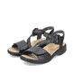 Schwarze Rieker Damen Riemchensandalen 64561-00 mit trendigen Schnalle. Schuhpaar seitlich schräg.