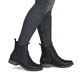 Chelsea Boots Rieker noires pour femme 74855-00 en cuir lisse. Chaussure au pied.