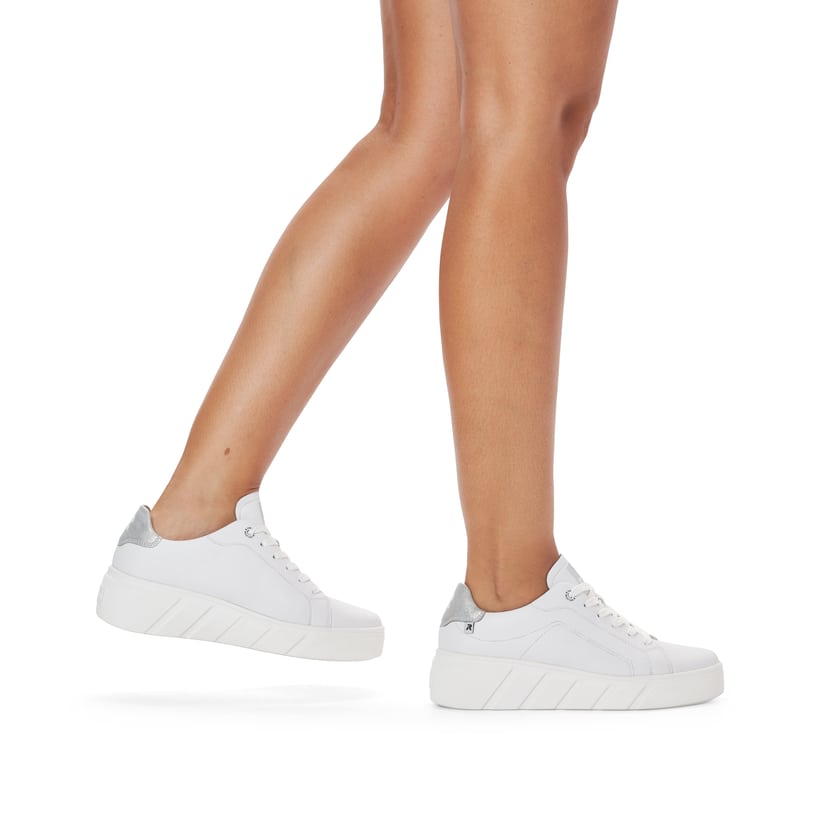 Weiße Rieker Damen Sneaker Low W0501-80 mit dämpfender und ultra leichter Sohle. Schuh am Fuß.