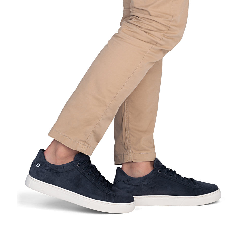 Dunkelblaue Rieker Herren Sneaker Low U0701-14 aus Rauleder mit einer Schnürung. Schuh am Fuß.