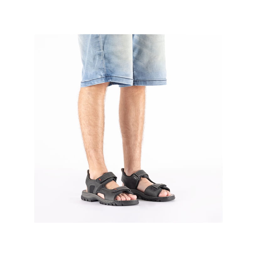 Schwarze Rieker Herren Trekkingsandalen 25055-00 mit einem Klettverschluss. Schuh am Fuß.