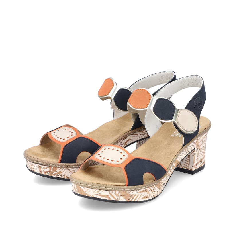 Mehrfarbige Rieker Riemchensandaletten 63876-90 mit einem Klettverschluss. Schuhpaar seitlich schräg.