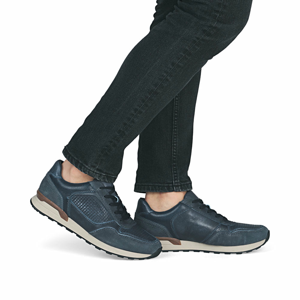 Blaue Rieker Herren Sneaker Low U0311-15 aus Glattleder mit einer Schnürung. Schuh am Fuß.