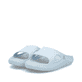 Blaue Rieker Damen Pantoletten W3450-10 mit flexibler und ultraleichter Sohle. Schuhpaar seitlich schräg.
