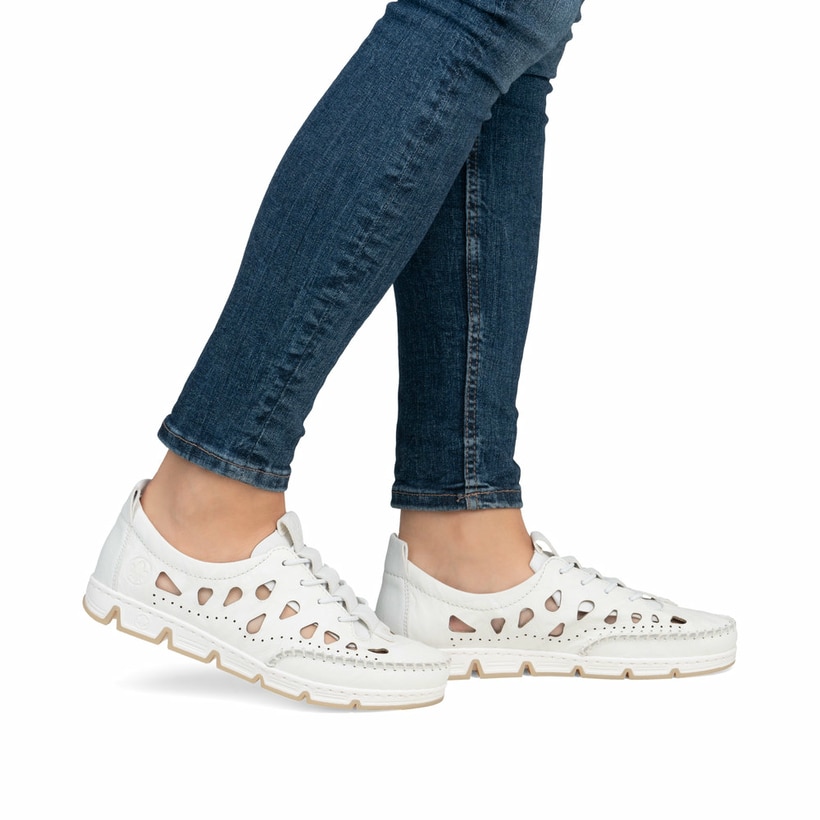 Weiße Rieker Damen Slipper 49956-80, Barfußschuhe mit einem Gummizug. Schuh am Fuß.