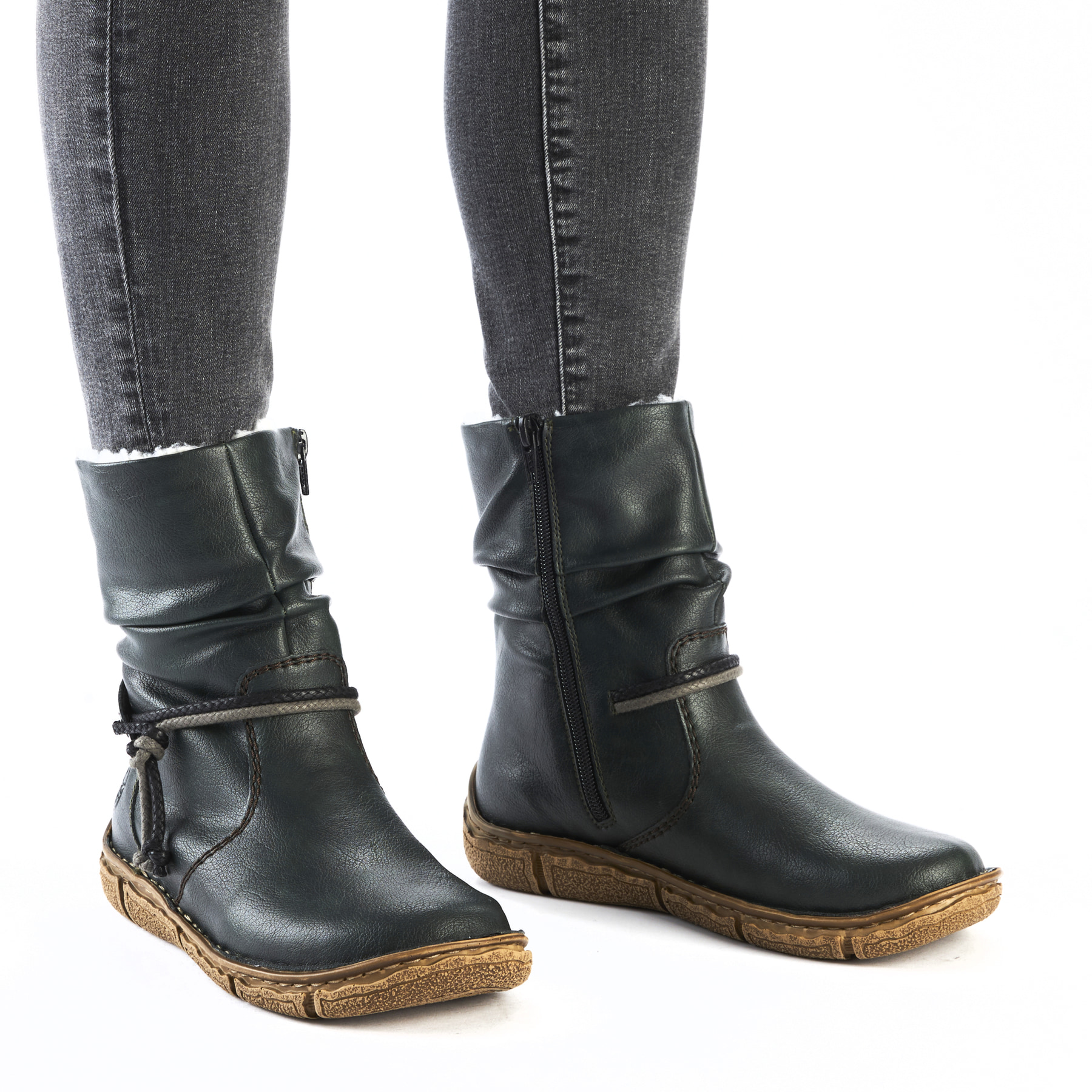 Türkisfarbene Rieker Damen Kurzstiefel Z3774-54 mit modischer Kordel. Schuh am Fuß.