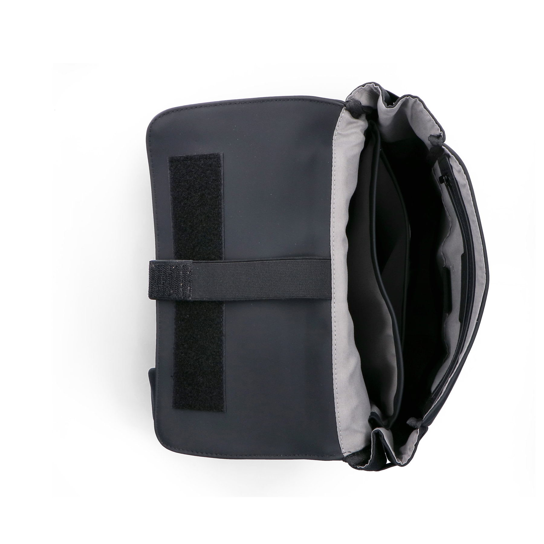 Rieker Rucksack H5100-00 in Schwarz mit Klettverschluss und gepolstertem Laptopfach. Geöffnet.