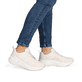 Beige Rieker Damen Sneaker Low W4101-60 mit Schnürung sowie ultraleichter Sohle. Schuh am Fuß.