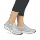 Baskets basses Rieker blanches pour femme N1112-80 avec motif floral. Chaussure au pied.