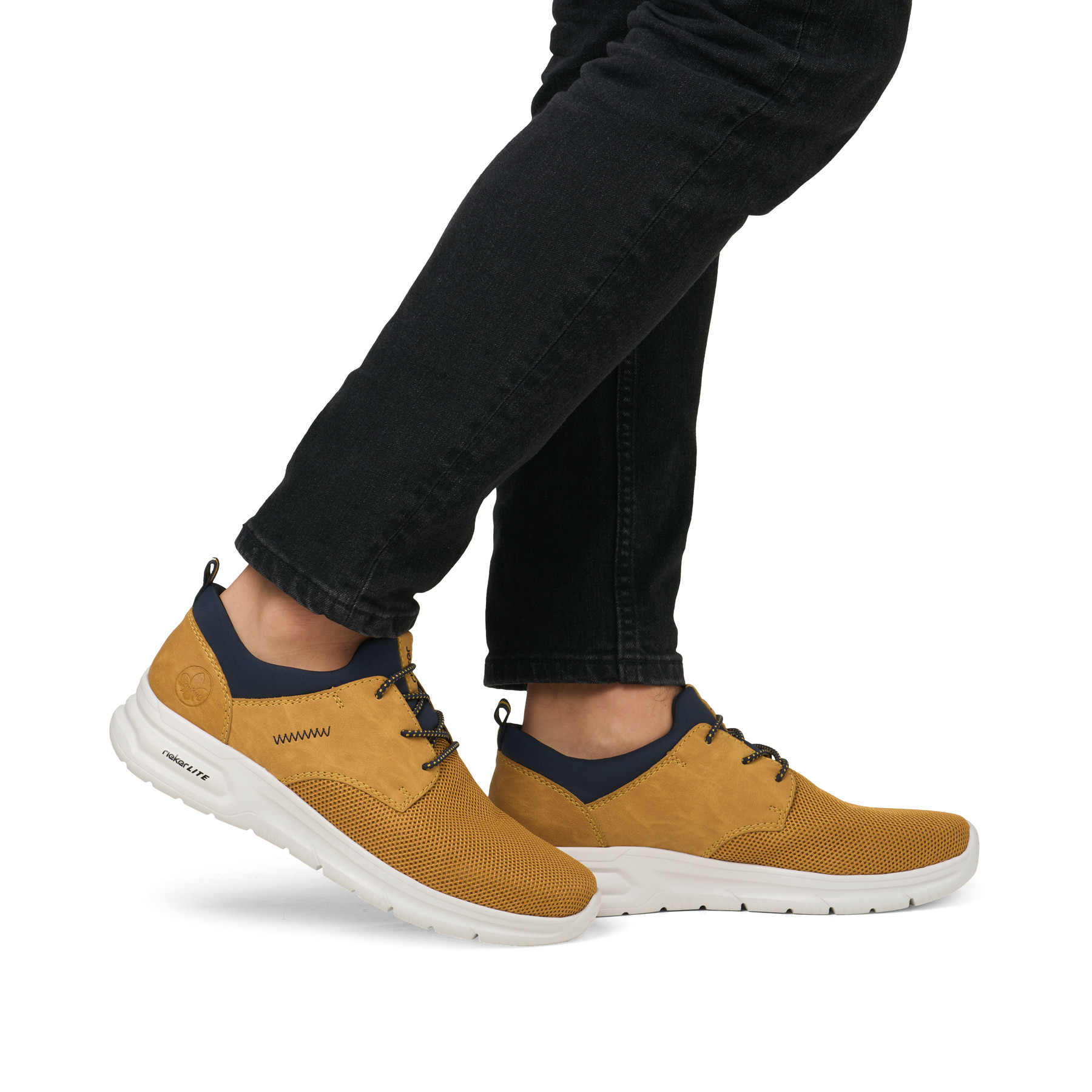 Gelbe Rieker Herren Slipper B7371-68 mit einem Gummizug sowie Komfortweite G 1/2. Schuh am Fuß.