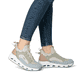 Mehrfarbige vegane Rieker Damen Sneaker Low N5254-90 mit einem Gummizug. Schuh am Fuß.