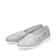 Graue Rieker Ballerinas M9270-40 in Löcheroptik mit einem Gummizug. Schuhpaar seitlich schräg.