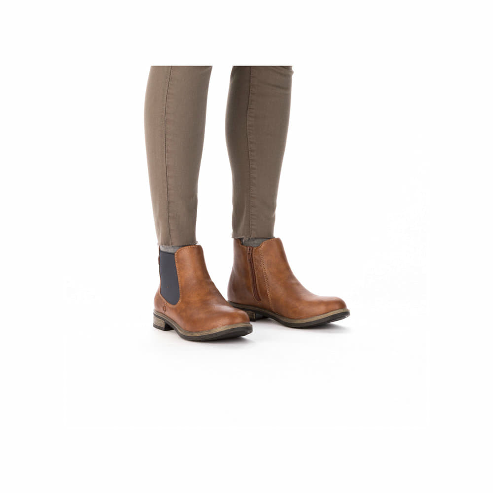 Hellbraune Rieker Damen Chelsea Boots 72254-24 mit einem Reißverschluss. Schuh am Fuß.