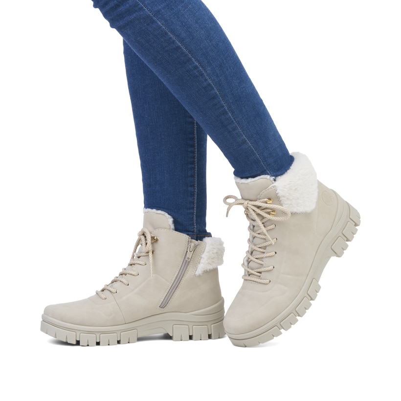 Hellbeige Rieker Damen Schnürstiefel Z1101-62 mit einer robusten Profilsohle. Schuh am Fuß