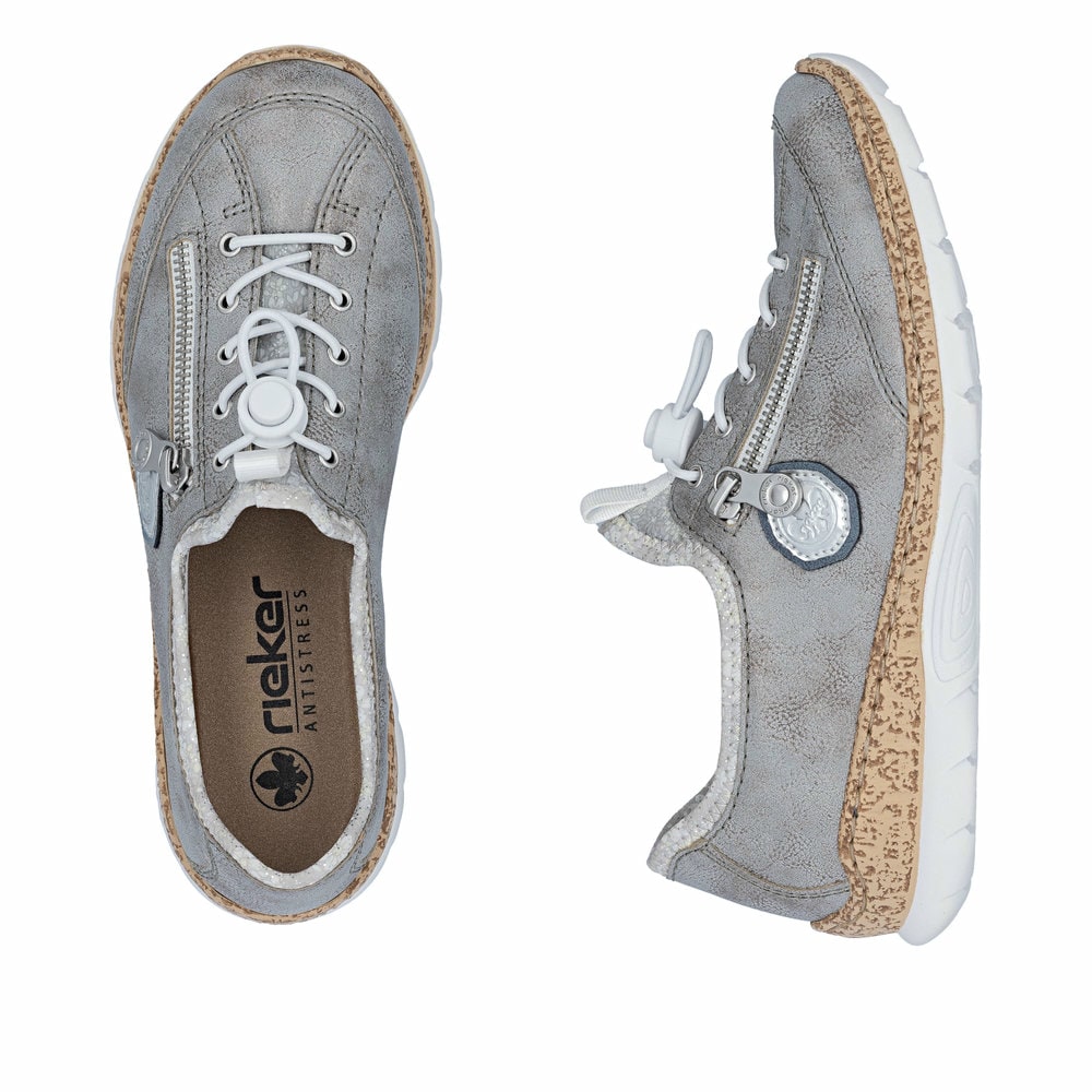 Graue Rieker Damen Slipper N4263-40 mit Deko-Reißverschluss sowie einem Gummizug. Schuh von oben, liegend.