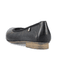 Schwarze Rieker Ballerinas 51994-01 mit einer extra weichen Decksohle. Schuh von hinten.