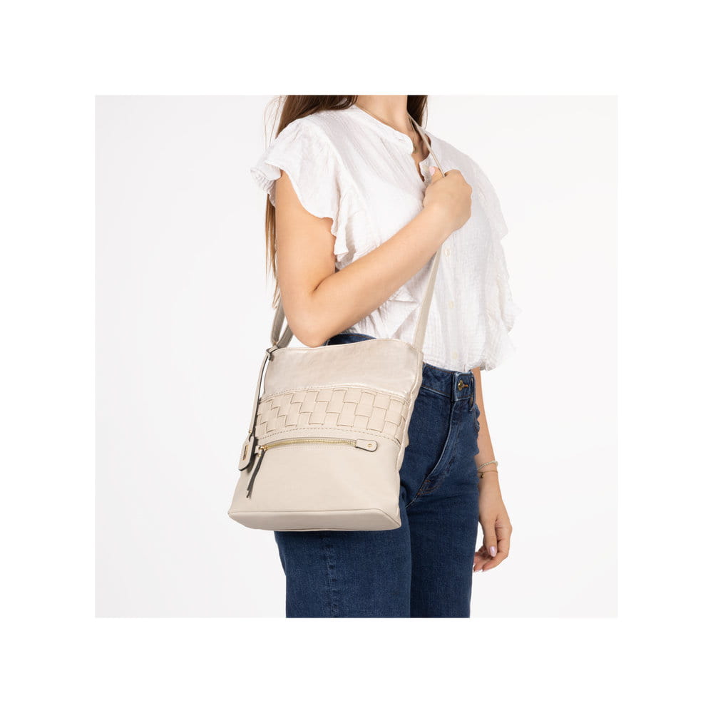 Sac à bandoulière Rieker H1301-62 beige avec motif tissé, détails dorés et fermeture éclair. Porté.