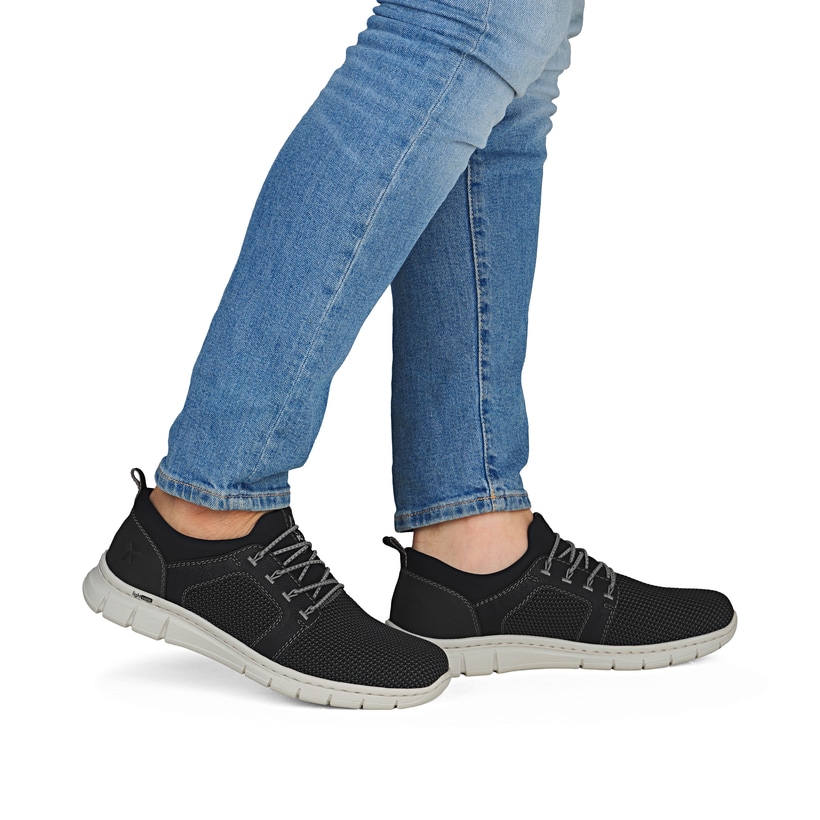 Mocassins Rieker noirs pour homme B7796-02 avec bande élastique. Chaussure au pied.