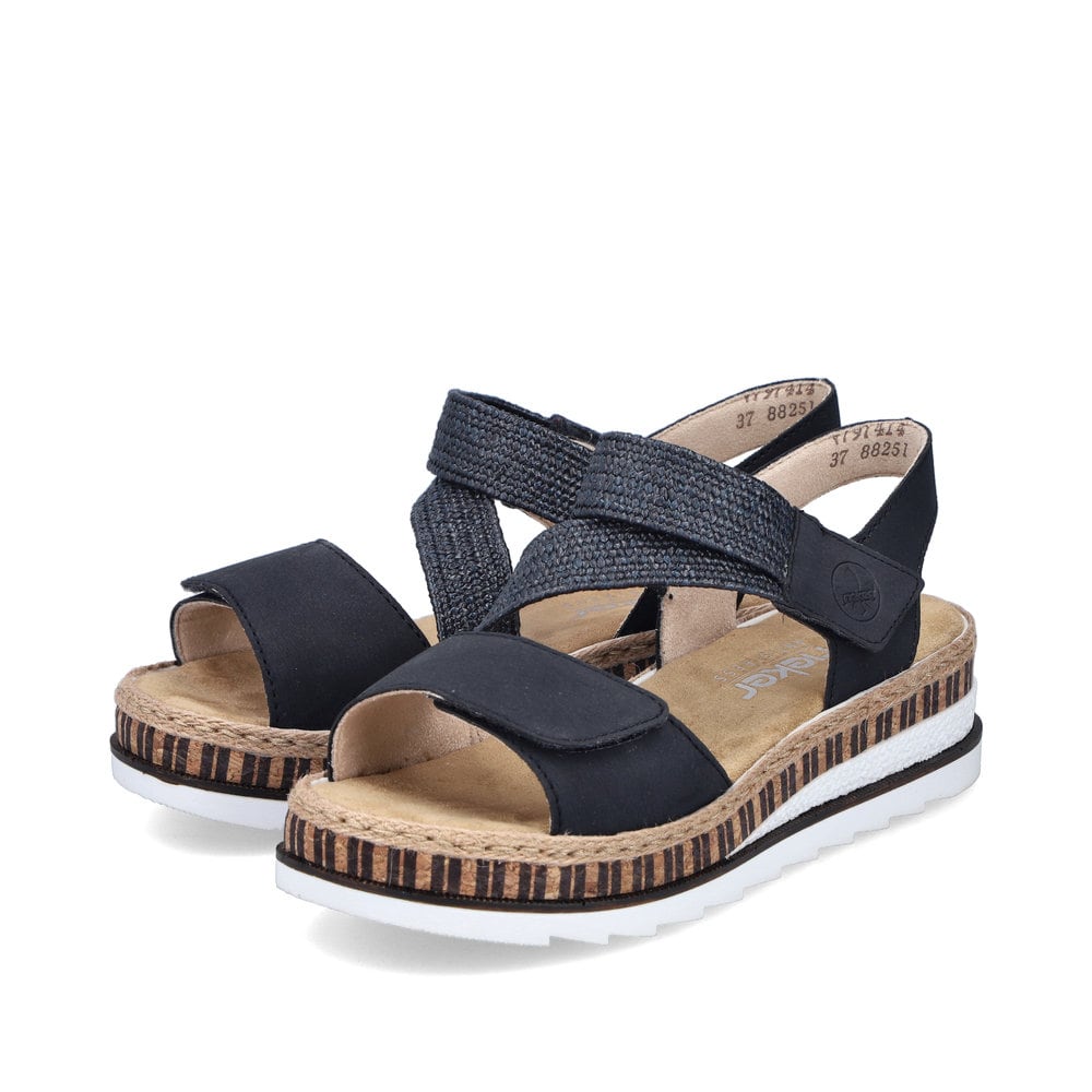 Blaue Rieker Damen Riemchensandalen V7974-14 mit einem Klettverschluss. Schuhpaar seitlich schräg.