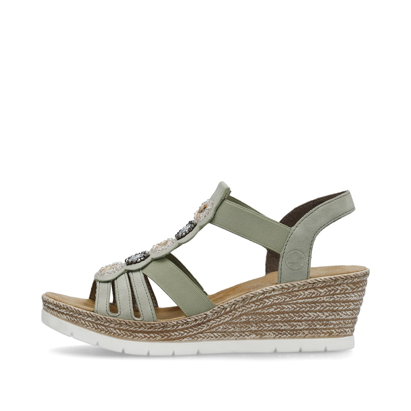 Grüne Rieker Keilsandaletten 619B2-52 mit Schmuckelementen sowie einem Gummizug. Schuh Außenseite.
