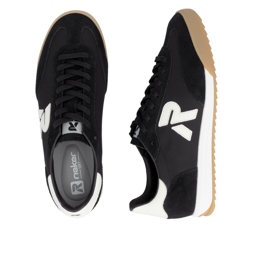 Schwarze Rieker Herren Sneaker Low U4000-00 mit Schnürung sowie abgesetztem Logo. Schuh von oben, liegend.