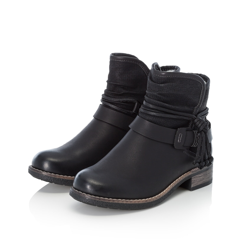 Nachtschwarze Rieker Damen Kurzstiefel 94689-00 mit einem Reißverschluss. Schuhpaar seitlich schräg.