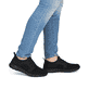 Mocassins Rieker noirs pour homme B7796-01 avec bande élastique. Chaussure au pied.