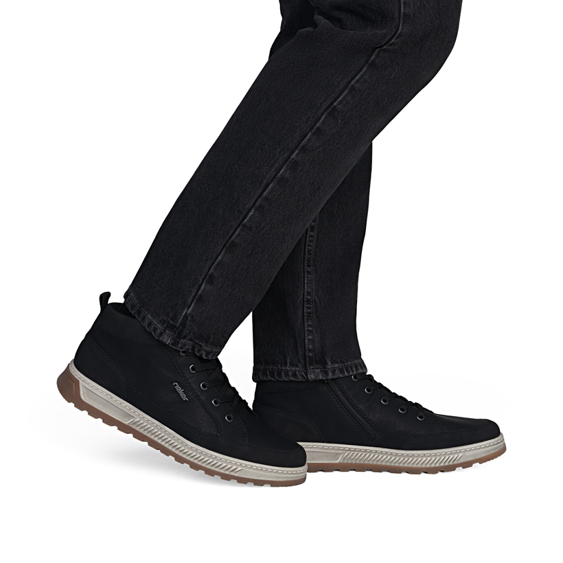Schwarze Rieker Herren Sneaker High 37006-00 mit einem Reißverschluss. Schuh am Fuß.