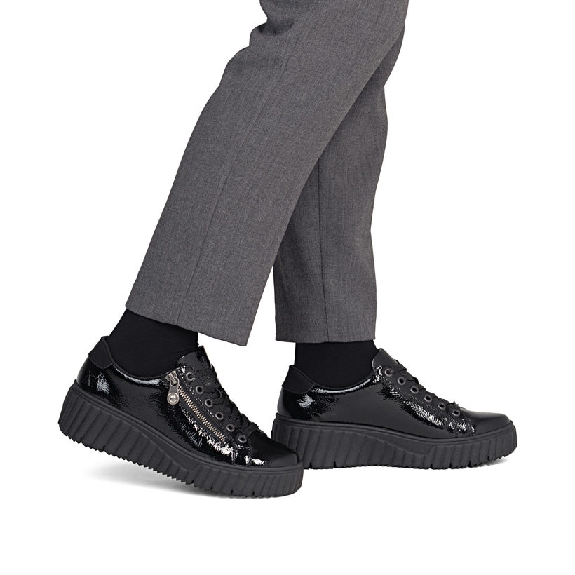Baskets basses Rieker noires pour femme N2501-00 en cuir verni. Chaussure au pied.