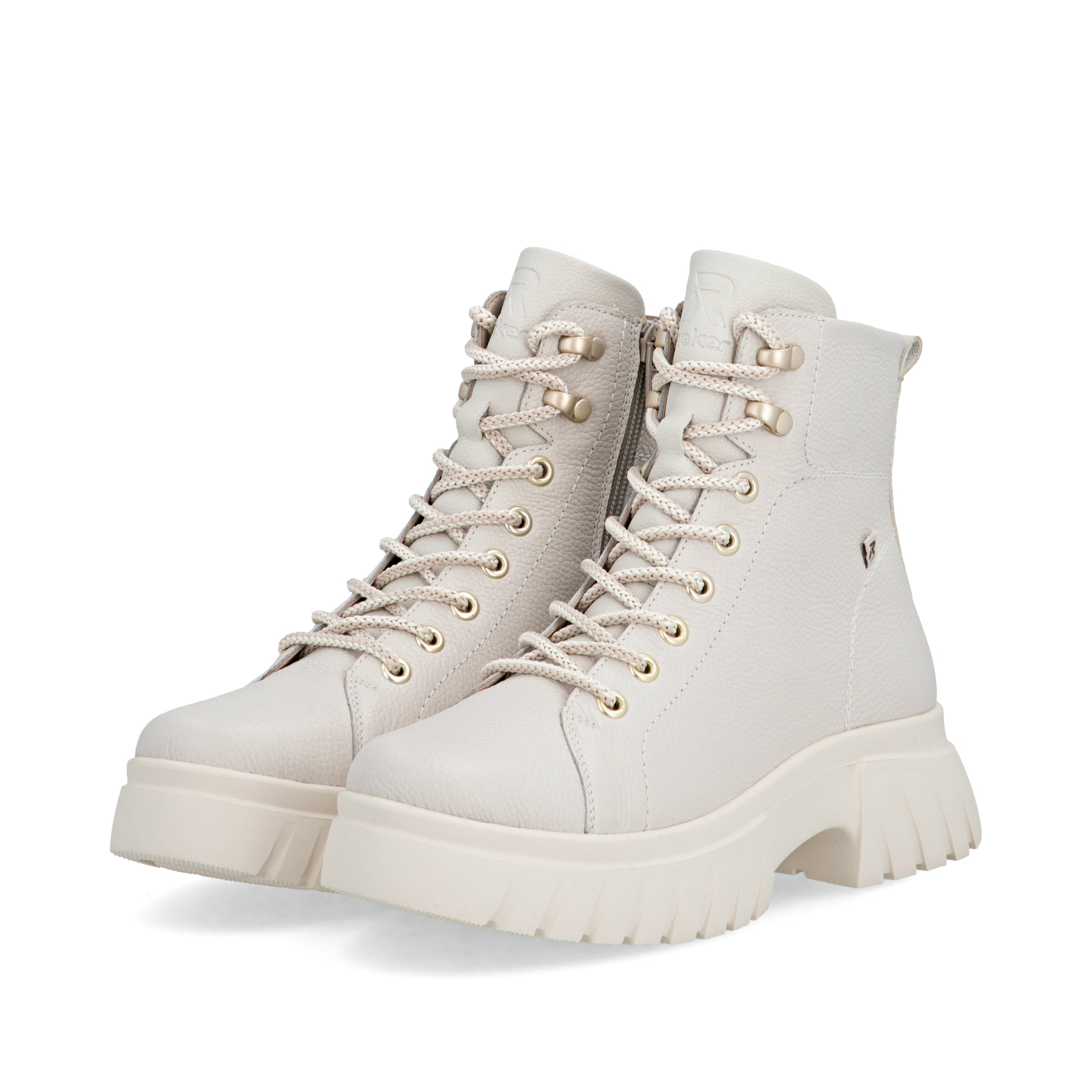 Weiße Rieker Damen Biker Boots W1877-80 aus Glattleder mit goldfarbenen Ösen. Schuhpaar seitlich schräg.