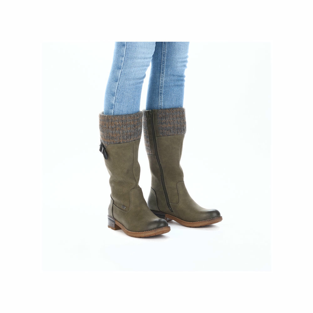 Grüne Rieker Damen Hochschaftstiefel 94692-52 mit wasserabweisender TEX-Membran. Schuh am Fuß.