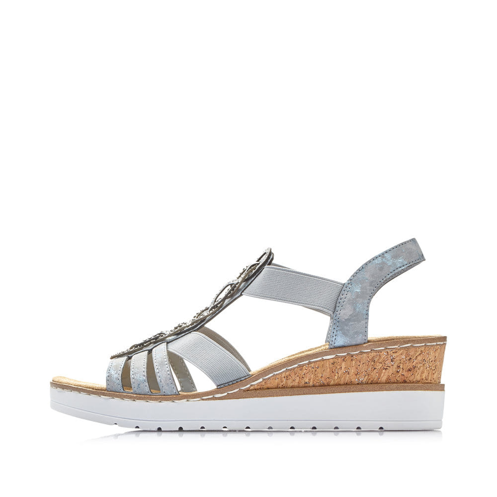 Blaue Rieker Keilsandaletten V38H8-12 mit einem Elastikeinsatz. Schuh Außenseite.