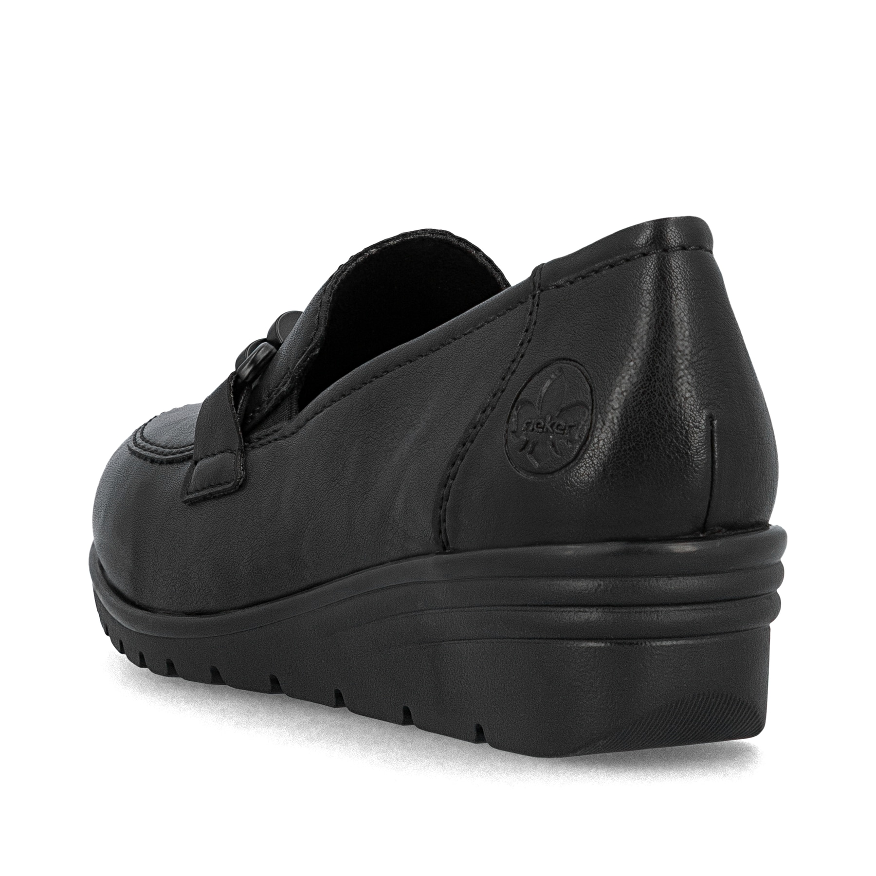 Schwarze Rieker Damen Loafer L5361-00 mit Deko-Kette sowie einem Gummizug. Schuh von hinten.