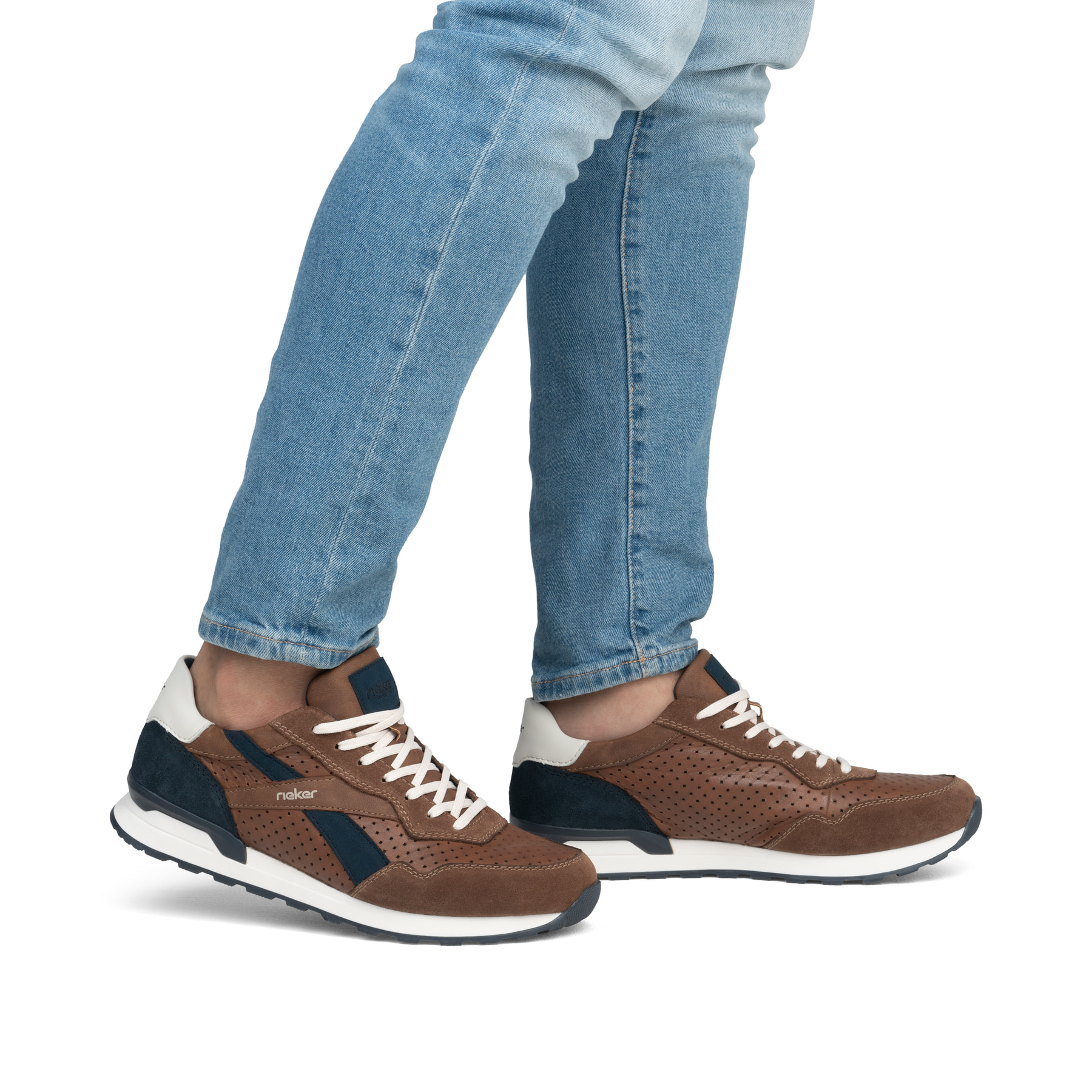 Braune Rieker Herren Sneaker Low U0302-24 mit Schnürung sowie Komfortweite G 1/2. Schuh am Fuß.