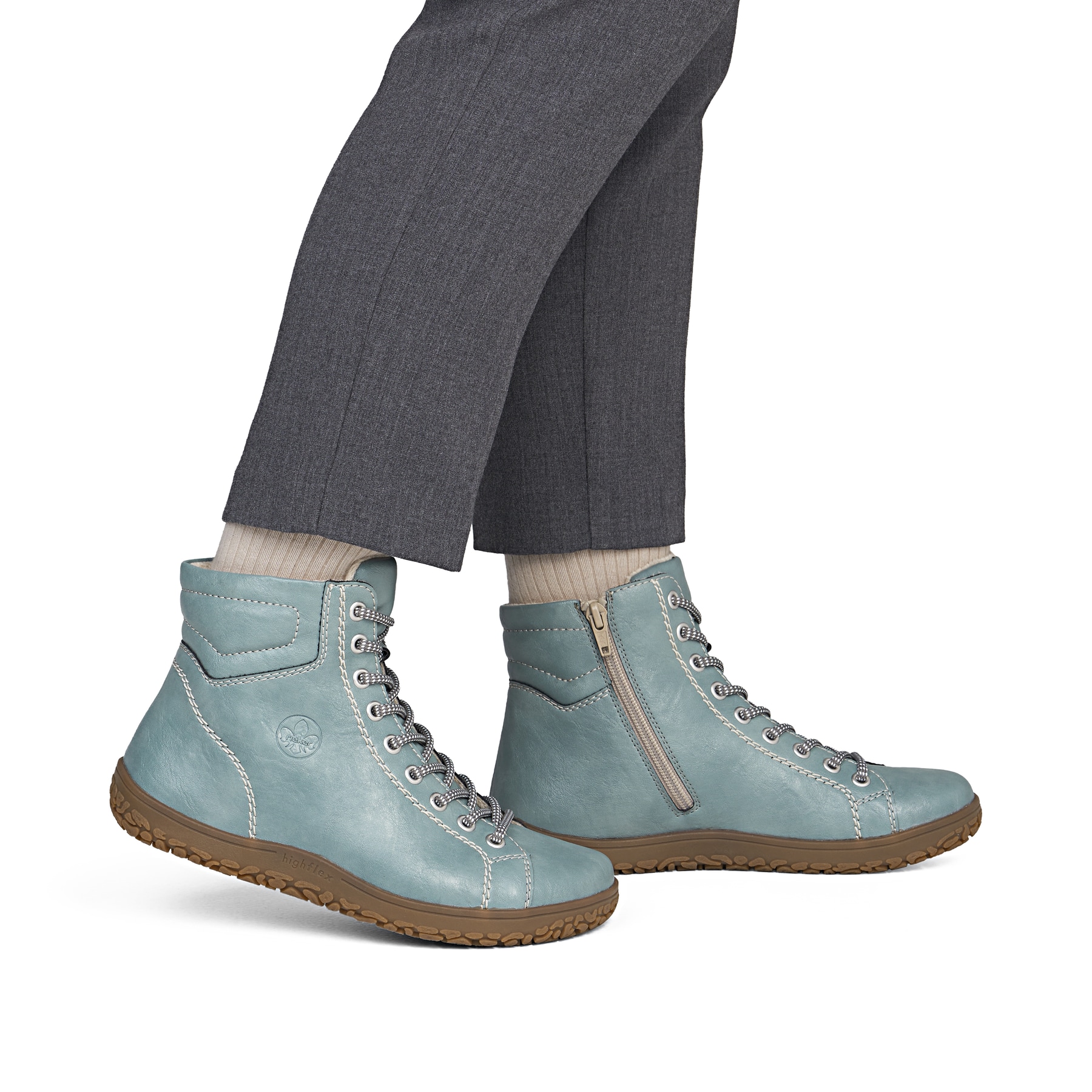 Bottes à lacets Rieker vertes pour femmes 52304-52 avec fermeture éclair. Chaussure au pied.