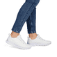 Weiße vegane Rieker Damen Sneaker Low 54022-81 mit einer Schnürung. Schuh am Fuß.