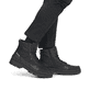 Schwarze Rieker Herren Schnürstiefel U0270-00 mit wasserabweisender TEX-Membran. Schuh am Fuß.