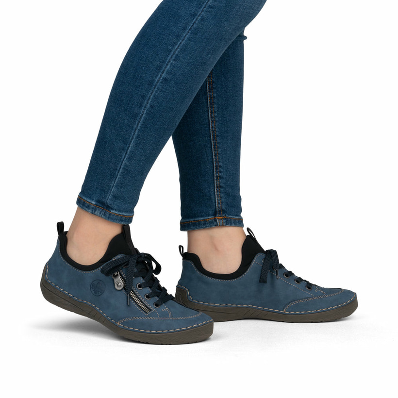 Ozeanblaue Rieker Damen Slipper 52573-14 mit Elastikeinsatz sowie einer leichten Sohle. Schuh am Fuß