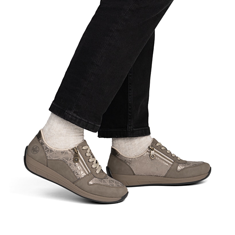 Baskets basses Rieker beiges pour femme N1100-62 avec fermeture éclair. Chaussure au pied.