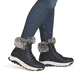 Schwarze Rieker Damen Schnürstiefel W0063-00 mit wasserabweisender TEX-Membran. Schuh am Fuß.