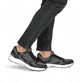 Graue Rieker Herren Sneaker Low U4200-45 mit Schnürung sowie flexibler Sohle. Schuh am Fuß.