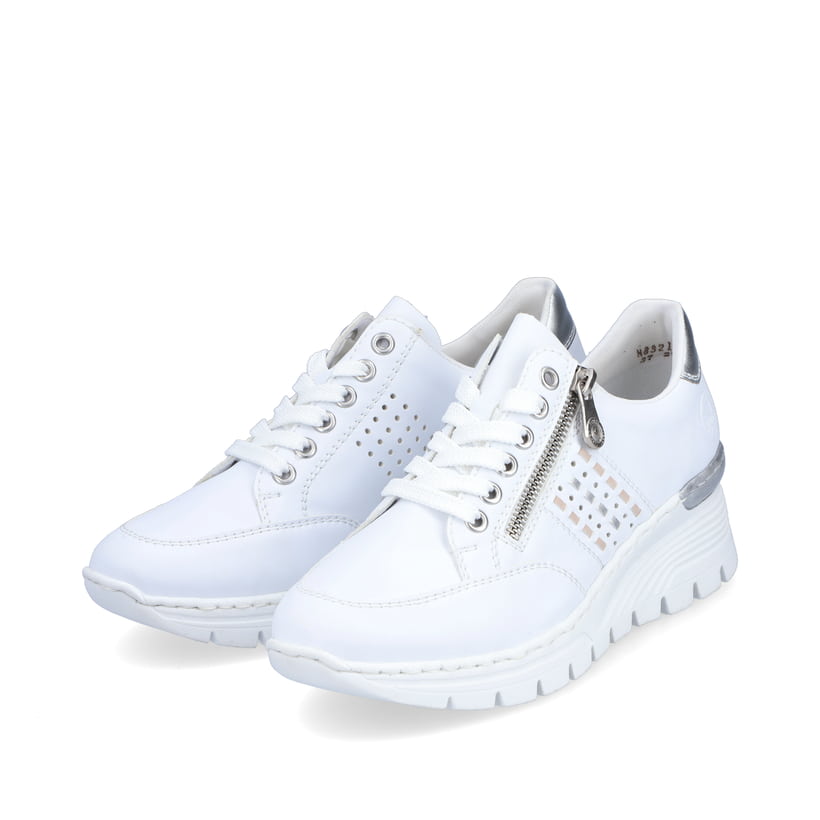 Weiße Rieker Damen Sneaker Low N8321-80 mit Reißverschluss sowie Komfortweite G. Schuhpaar seitlich schräg.