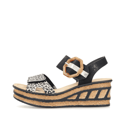 Schwarze Rieker Keilsandaletten 68176-00 mit trendigen Schnalle. Schuh Außenseite.