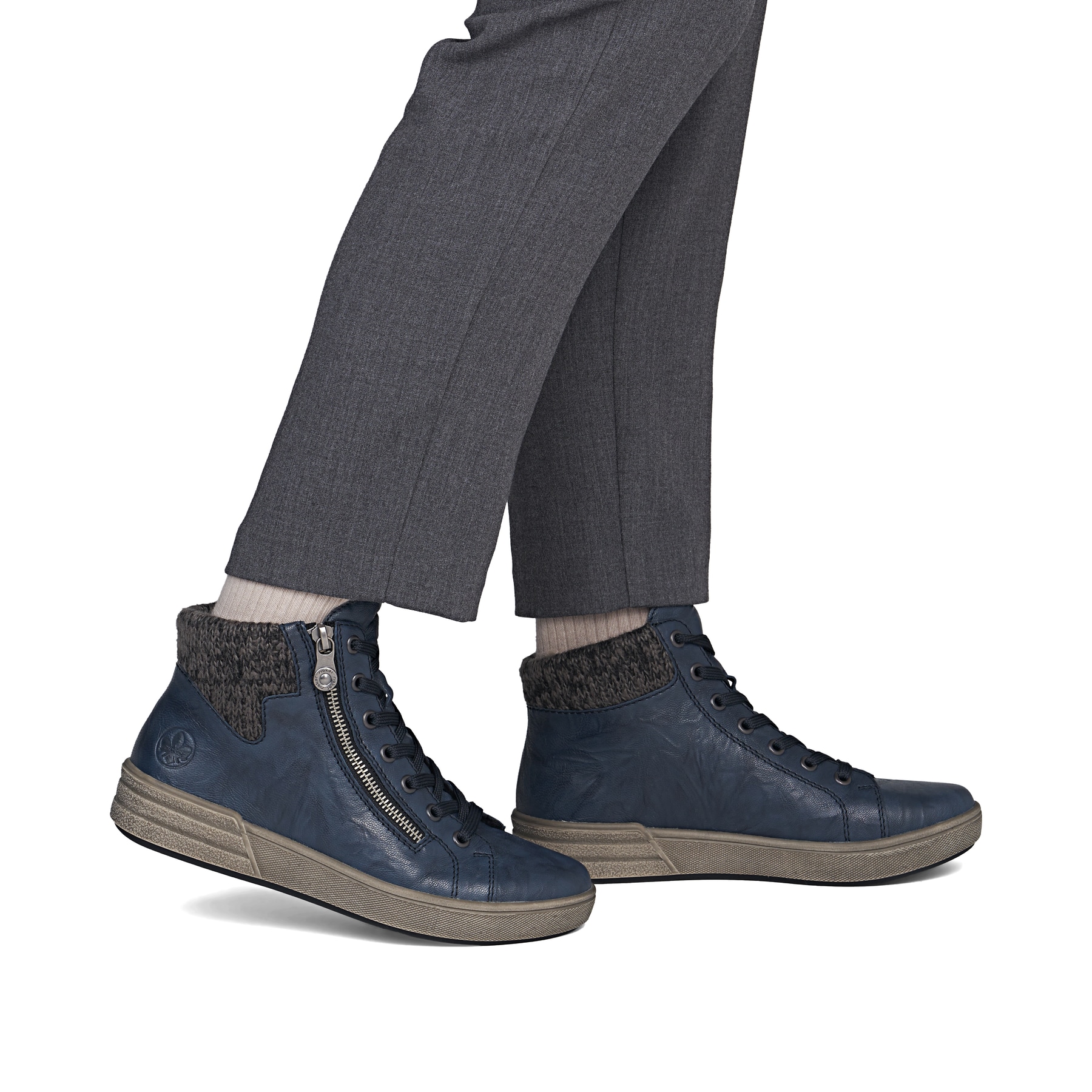 Dunkelblaue Rieker Damen Sneaker High X0709-14 aus Glattleder mit Reißverschluss. Schuh am Fuß.