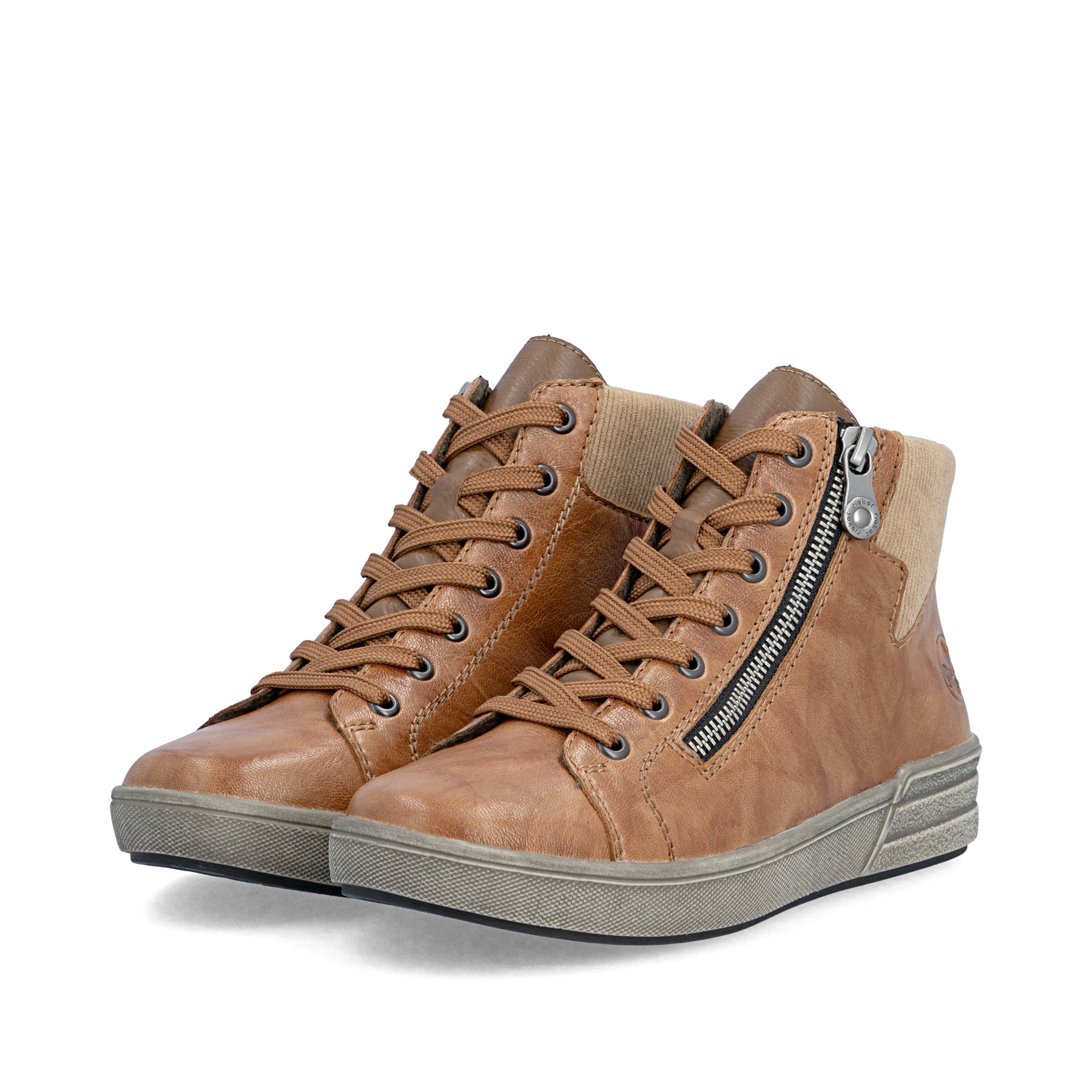 Braune Rieker Damen Sneaker High X0709-22 aus Glattleder mit Reißverschluss. Schuhpaar seitlich schräg.