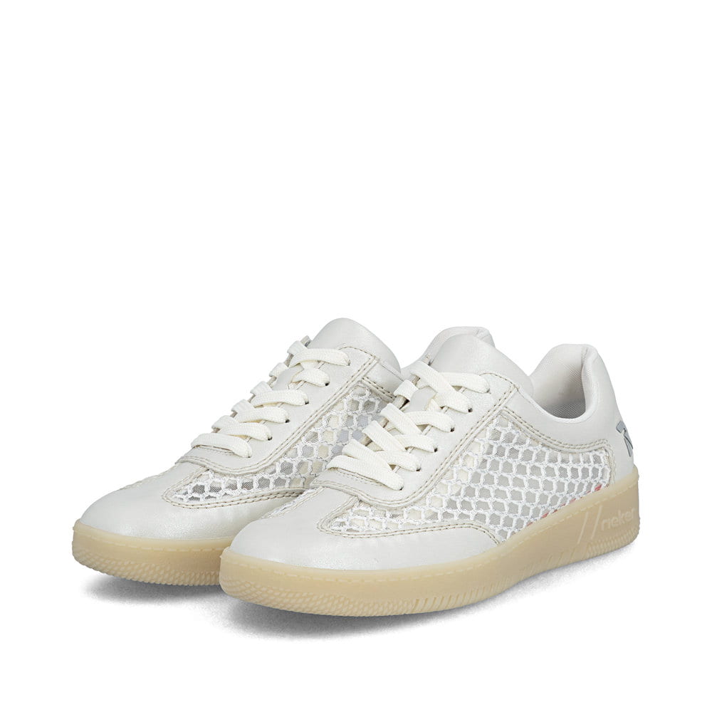 Beige Rieker Damen Sneaker Low M5521-90 mit metallischem Finish sowie Schnürung. Schuhpaar seitlich schräg.