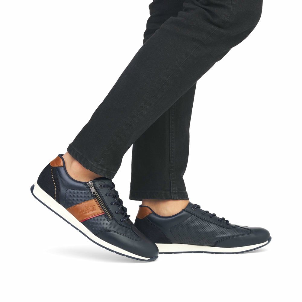 Blaue Rieker Herren Schnürschuhe 11927-14 mit einem Reißverschluss. Schuh am Fuß.