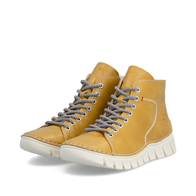 Ockerfarbene Rieker Damen Schnürstiefel 57501-68 mit modernen Ziernähten. Schuhpaar seitlich schräg.